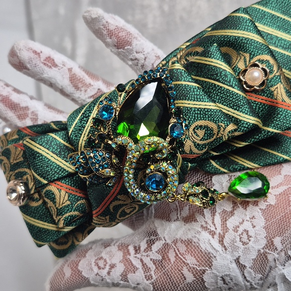 Handcrafted Luxury Fashion Necktie Necklace 📿 (Emerald City Girl) - Picture 12 of 13